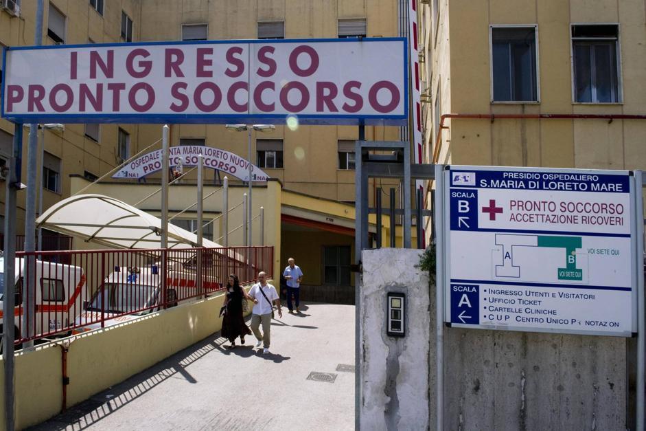 Ospedale Loreto Mare, dopo l'emergenza barelle, saltano le operazioni