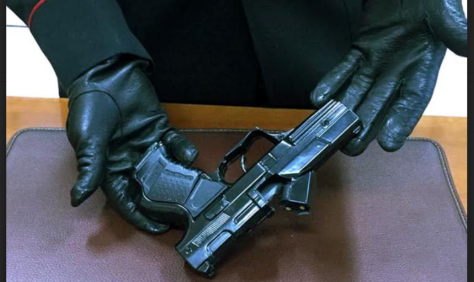 Panico nel centro scommesse a Pozzuoli, aggressione con pistola per 5 euro