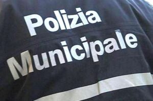 Paura Napoli, investe una donna al Vomero e fugge via: rintracciato dalla polizia municipale