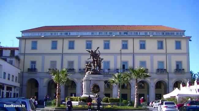 Aversa, donna gira completamente nuda nel centro della città