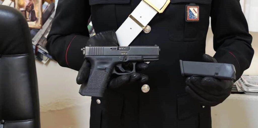 Quartieri Spagnoli, nascondeva pistola modificata per sparare 635 colpi al minuti: arrestato