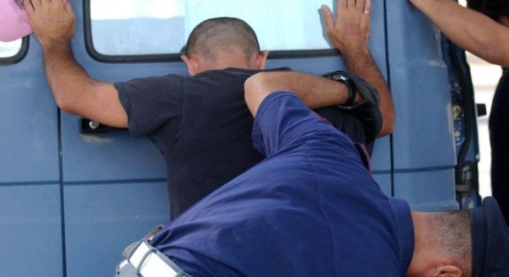 Follia a Chiaia, uomo aggredisce forze dell'ordine