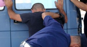 Follia a Chiaia, uomo aggredisce forze dell'ordine