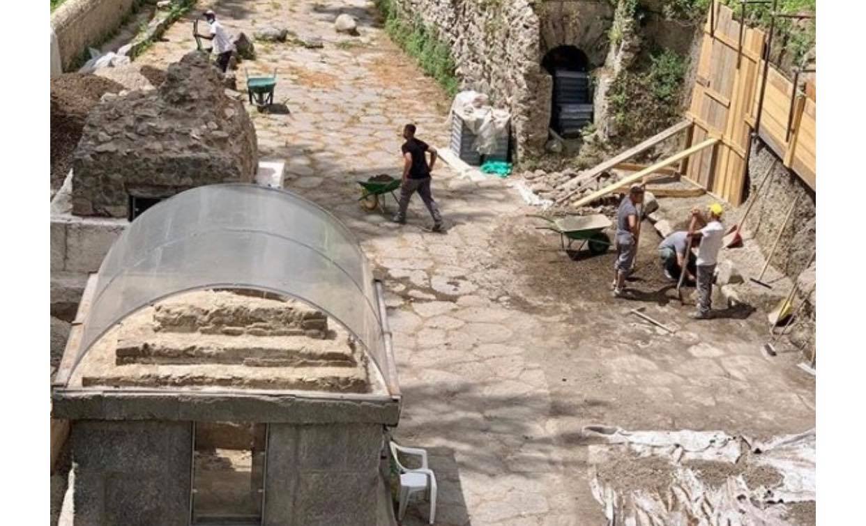 Pompei, continuano le scoperte: emerge una nuova strada basolata a ridosso della necropoli