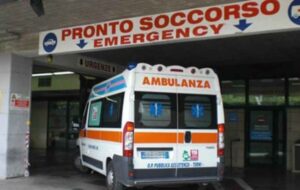 Cade in casa: soccorso, scivola nel bagno dell'ospedale e muore