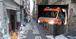 Napoli, incidente mortale ai Quartieri Spagnoli: la folla inferocita sequestra un'ambulanza