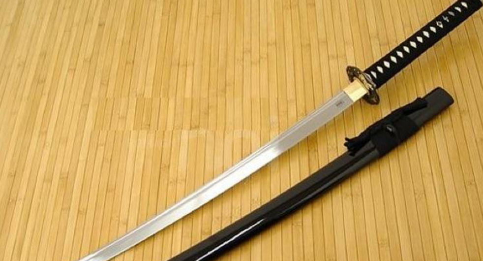 Quarto: uomo ubriaco minaccia la moglie con una spada