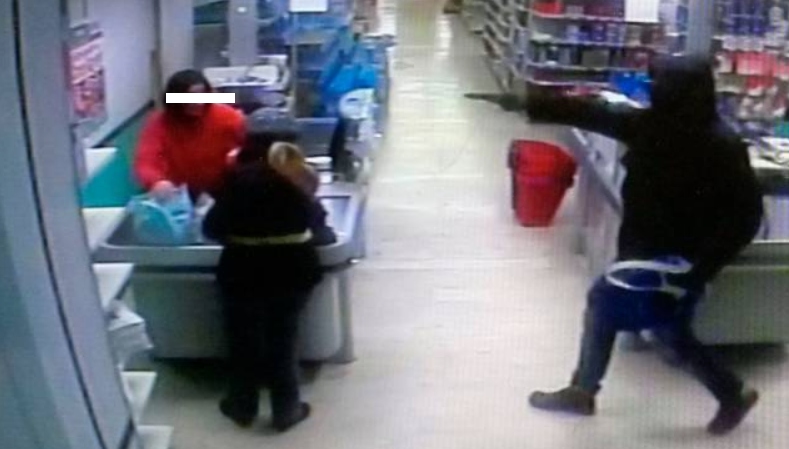 Mugnano, rapina nel supermercato: pistola in faccia alla cassiera e fuga col bottino