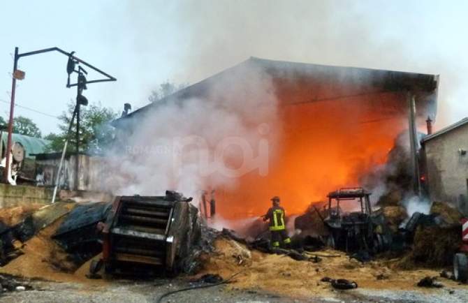 Incendio presso un'azienda agricola del casertano: sequestrata l'intera area