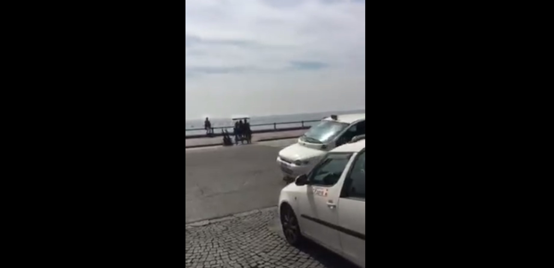 Gli era stata ritirata la patente, sfugge al posto di blocco rischiando di investire agente e pedone