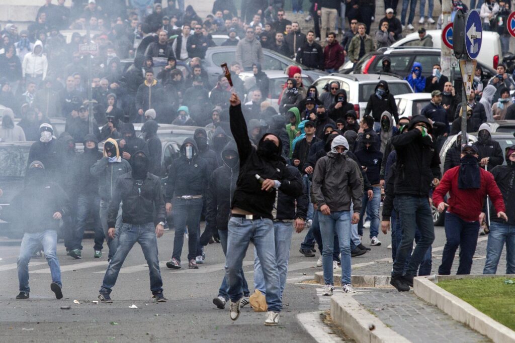 Incidenti Napoli - Zurigo, arrestato tifoso del Napoli: aveva aggredito 3 stranieri scambiandoli per tifosi