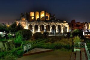 lo-scenario-notturno-dellanfiteatro-campano-sara-la-scena-di-romeo-e-giulietta-allarena-spartacus-il-17-e-18-settembre