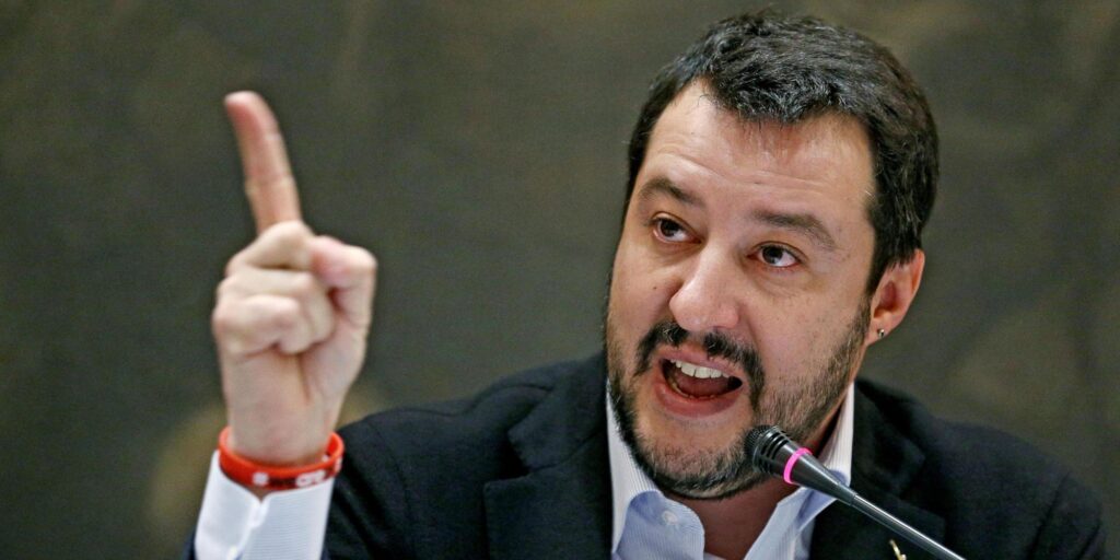 Salvini a Napoli, i centri sociali protestano fuori a Il Mattino: il segretario della Lega, "Li manderei in galera"