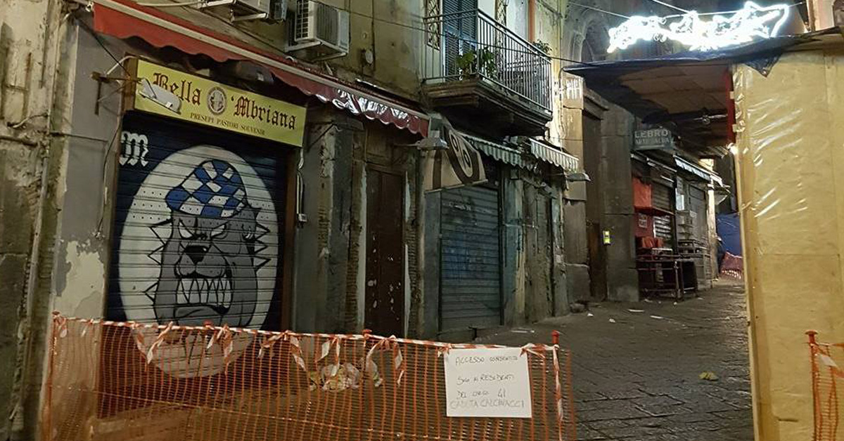 Napoli, il forte vento provoca la caduta di calcinacci: chiusa San Gregorio Armeno