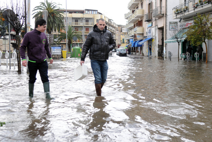 Maltempo, straripa il fiume Sarno: allagamenti e disagi
