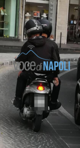 Napoli, paura per la nuova moda dei giovani: lanciare sassi sulle macchine 