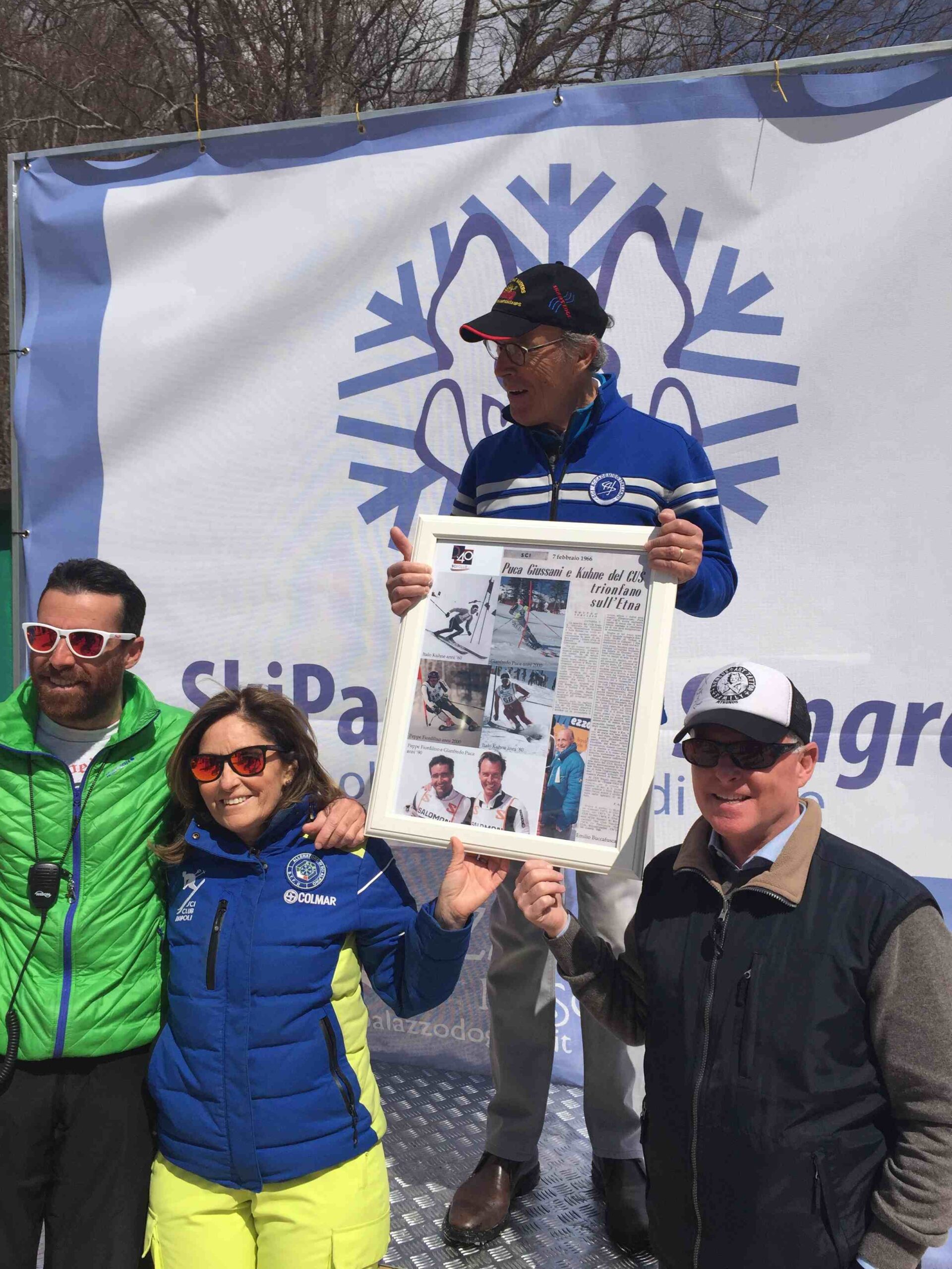 Gianfredo-Puca-premiato-dai-figli-di-Italo-Kuhne-Diana-e-Fabrizio-e-dal-nipote-Luciano-de-Caro