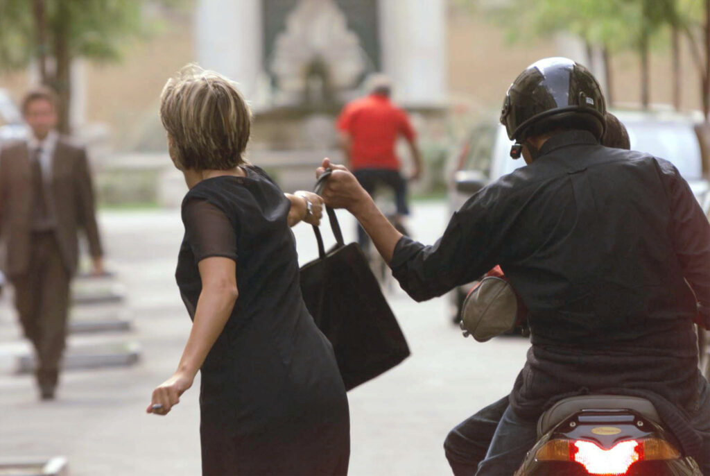 Scippatore bloccato da agente fuori servizio, restituita borsetta alla turista