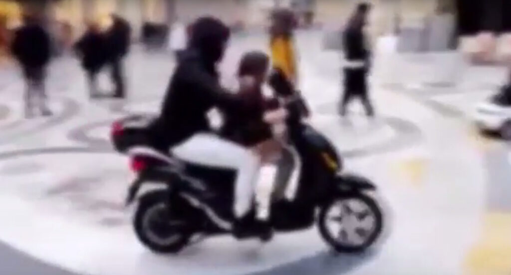 Napoli, lezioni di guida in Galleria Umberto: padre e figlio in sella ad uno scooter