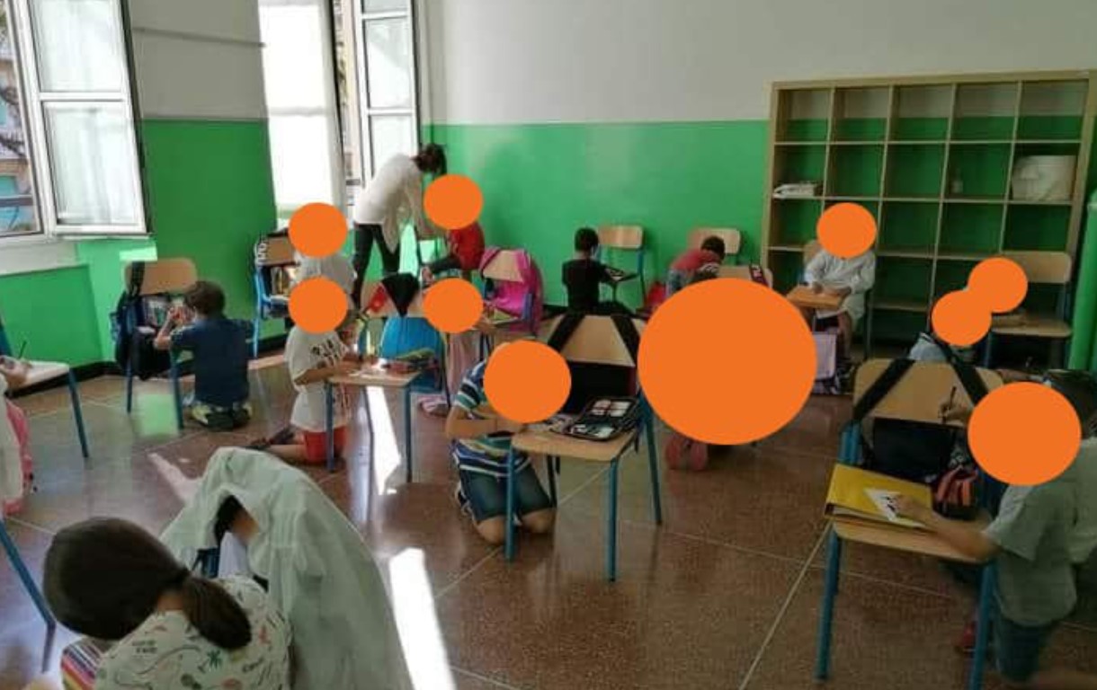 Genova, non ci sono i banchi, alunni fanno lezione in ginocchio: "Inaccettabile" 