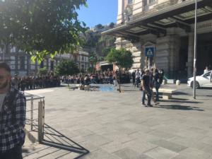 Set di Sense 8 a Napoli, folla di fan davanti alla stazione di Mergellina 