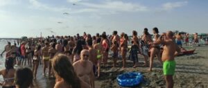 Varcaturo, attimi di panico in spiaggia: si perde bimba di 3 anni