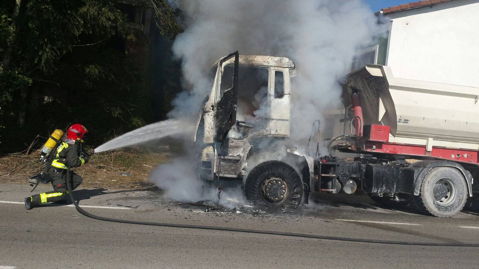Camion prende fuoco in autostrada, caos sulla Napoli - Bari