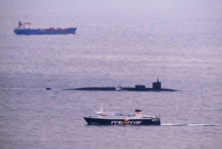 Sommergibile spunta nel Golfo di Napoli, sorpresa tra i passanti