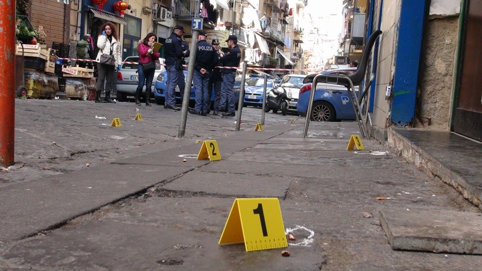 Sparatoria a Torre Annunziata, proiettili contro i negozi: avvertimento al clan Gionta