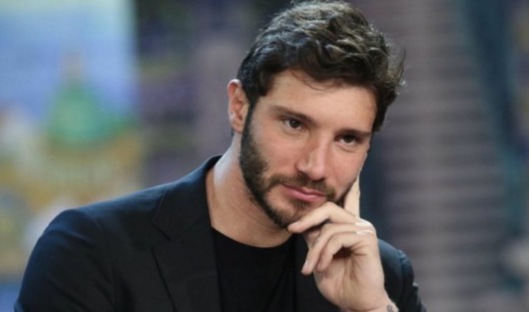 Parla un amico di Stefano De Martino: "Non ha parlato della rottura con Belen per riserbo"
