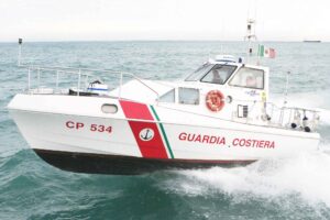 GUARDIA COSTIERA-CAPITANERIA DI PORTO DI ROMA RIPRESE IN MARE APERTO DELLE MOTOVEDETTE DI STANZA A FIUMICINO A SUPPORTO DEL PATTUGLIATORE CP906 "CORSI" NAVE UTILIZZATA PER LA SORVEGLIANZA DELLE COSTE DEL TERRITORIO NAZIONALE. ALCUNI MOMENTI A BORDO E USCITA DAL COMANDO DELLA CAPITANERIA DI PORTO DI ROMA FIUMICINO