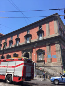 Protesta al Museo Nazionale, uomo tenta di lanciarsi dal balcone: traffico paralizzato