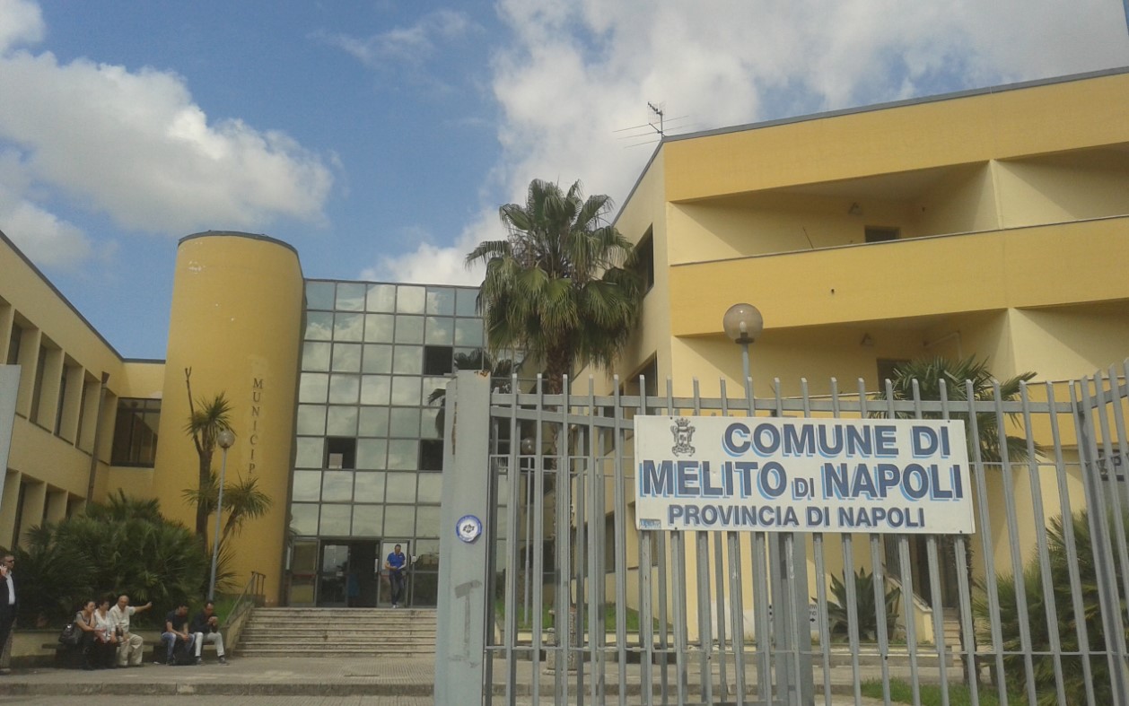 Terrore a Melito, uomo armato fuori al Comune: era pronto ad uccidere