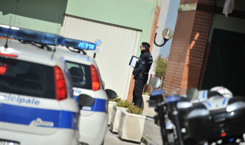 Portici, i vigili accorrono vedendo un bimbo alla guida di una pala meccanica