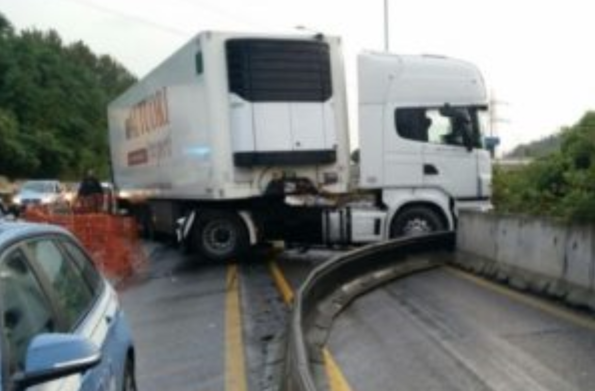 tir-incidente-tangenziale-pozzuoli