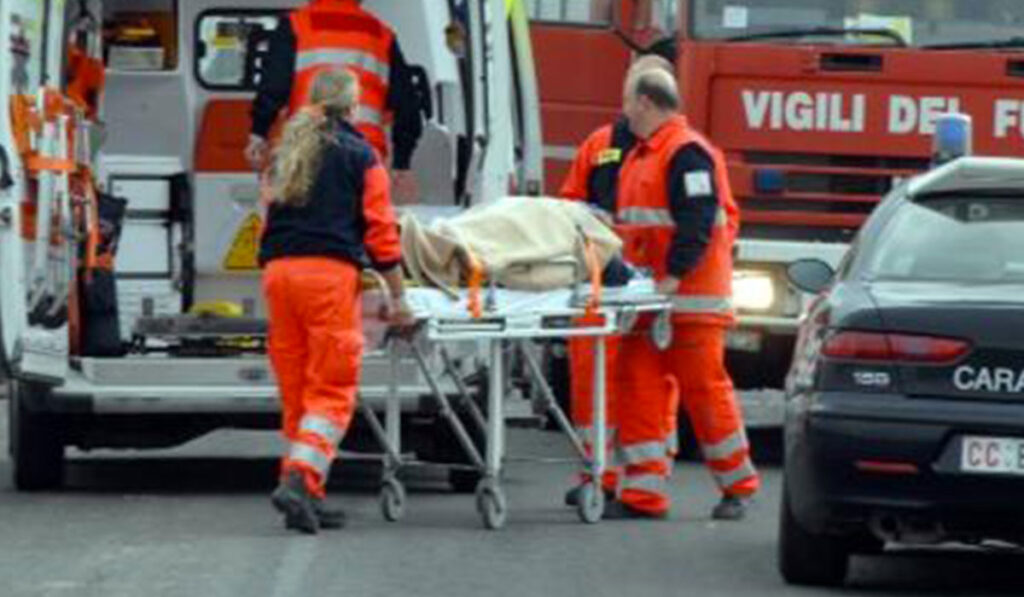 Tragedia ad Acerra, uomo di 60 anni muore in strada davanti gli amici