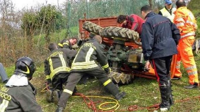 Tragedia nel salernitano, trattore schiaccia un anziano