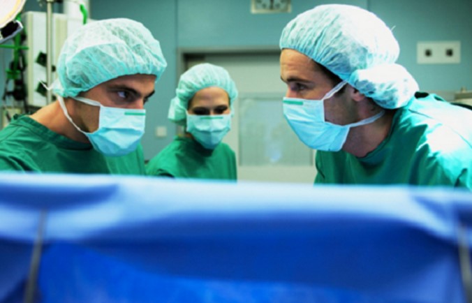 Uomo rischia la vita per un gioco erotico, operato d'urgenza