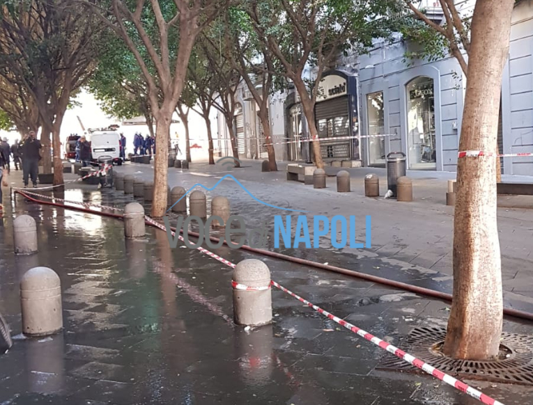 Napoli, fogne in fiamme in via Chiaia: strada interamente blindata