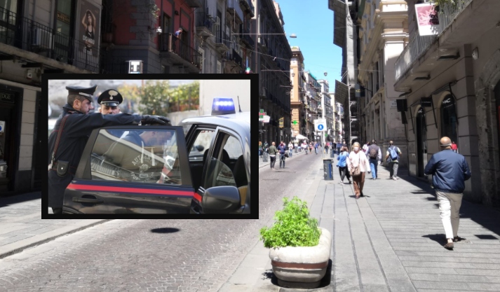Napoli, terrore in via Toledo: prende a schiaffi una donna davanti ai passanti