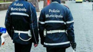 Napoli, aggrediti vigili urbani in centro: fermato un venditore abusivo