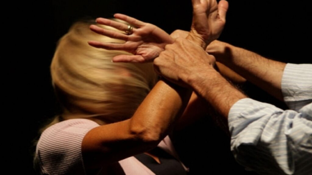 Violenza familiare a Napoli: padre picchia la figlia e la manda in ospedale