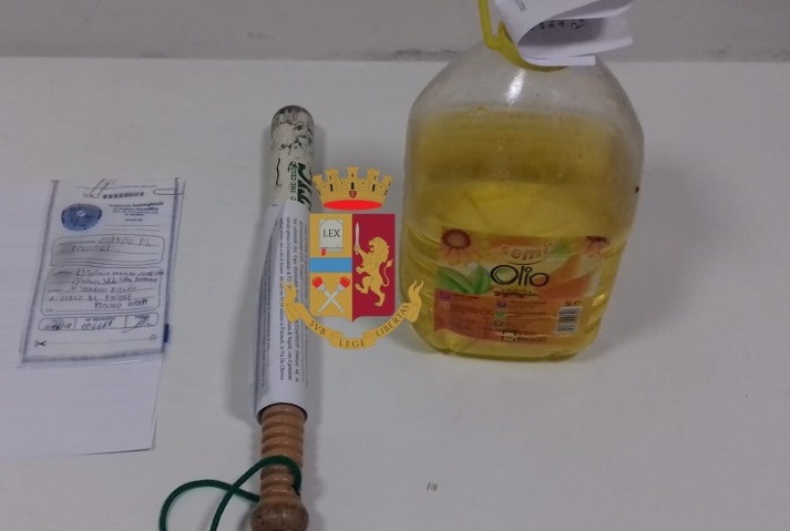 Benzina e mazza di legno, voleva picchiare e dare fuoco alla fidanzata