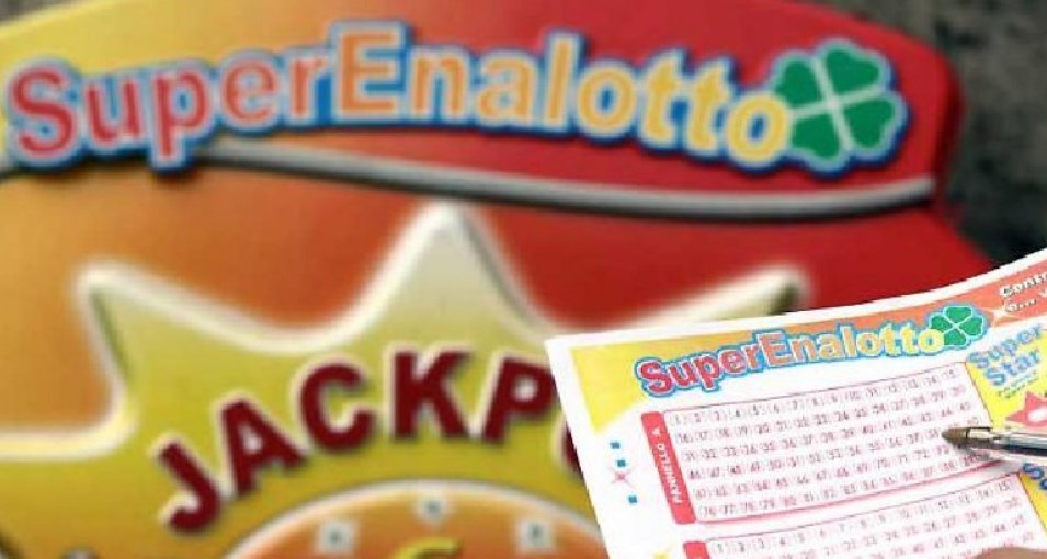 La fortuna bacia Napoli, centrato il 5 al SuperEnalotto: vinti migliaia di euro 