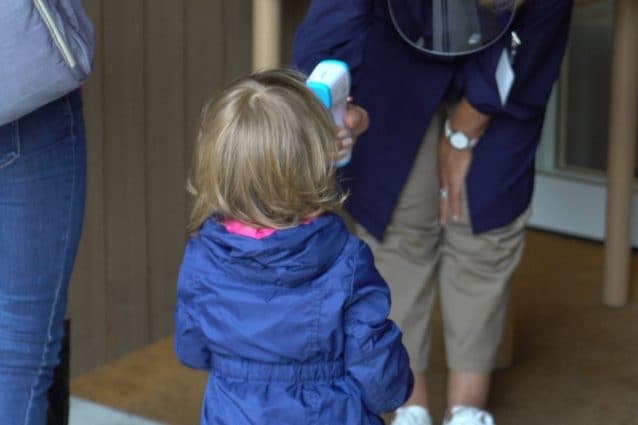 Pediatra ordina il tampone alla bimba di 4 anni, il papà: "Il covid non esiste. Vengo in studio e la ammazzo"