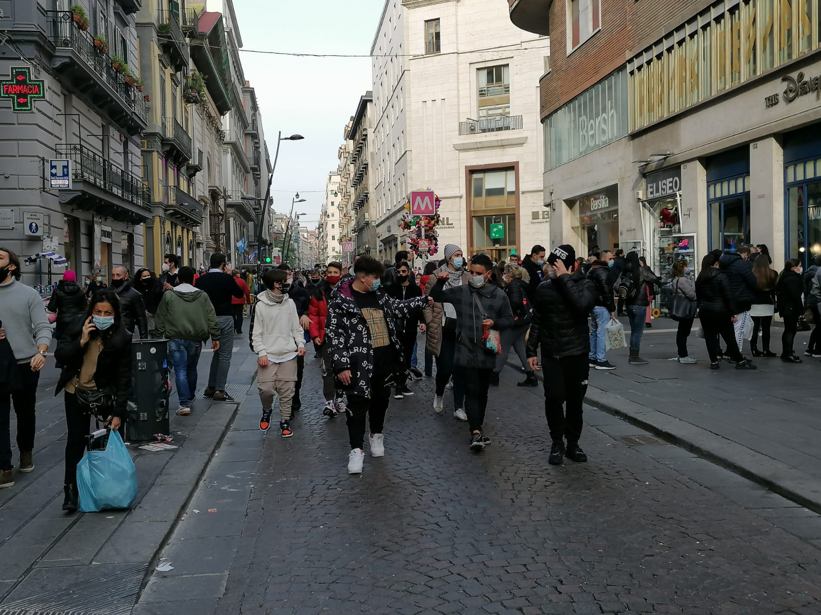 Napoli, strade affollate per lo shopping natalizio