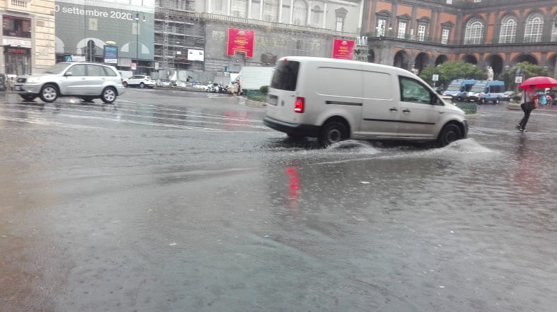 Bomba d’acqua si abbatte su Napoli, allagamenti e disagio in città