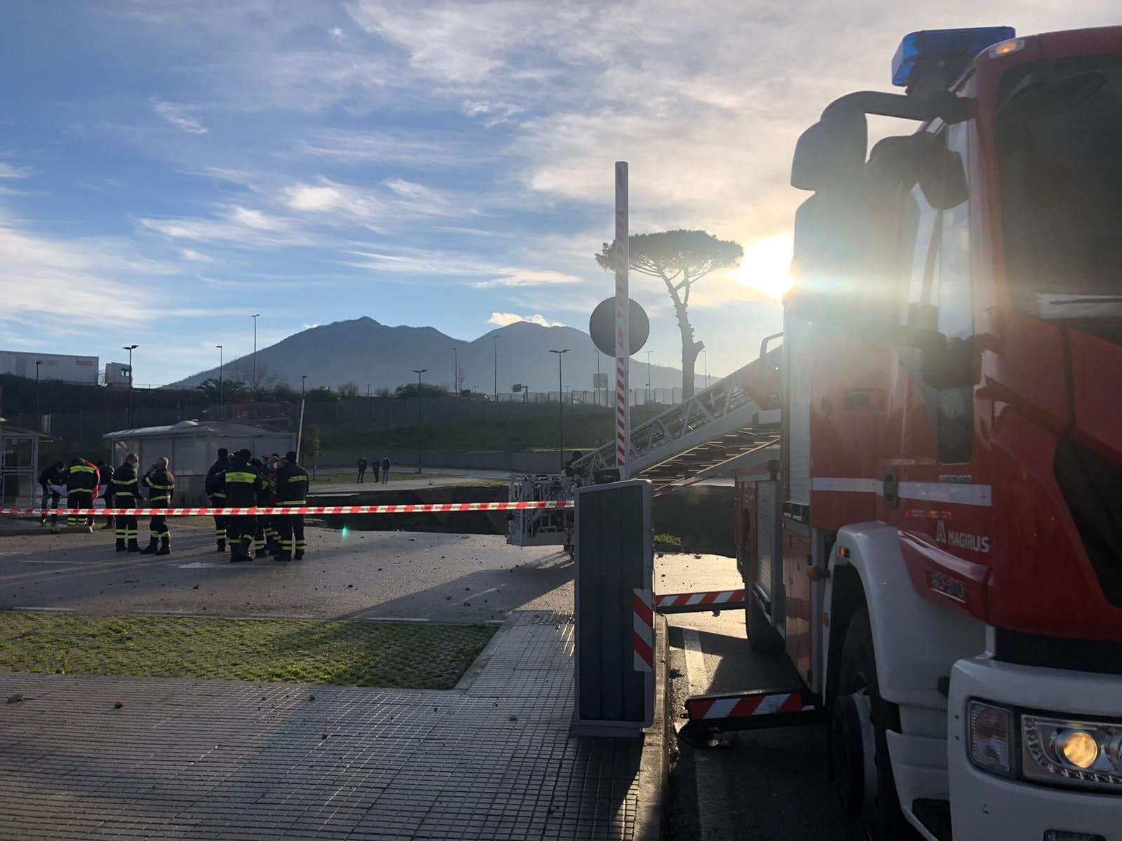 L'esplosione, il boato e la voragine: cosa è successo all'Ospedale del Mare 