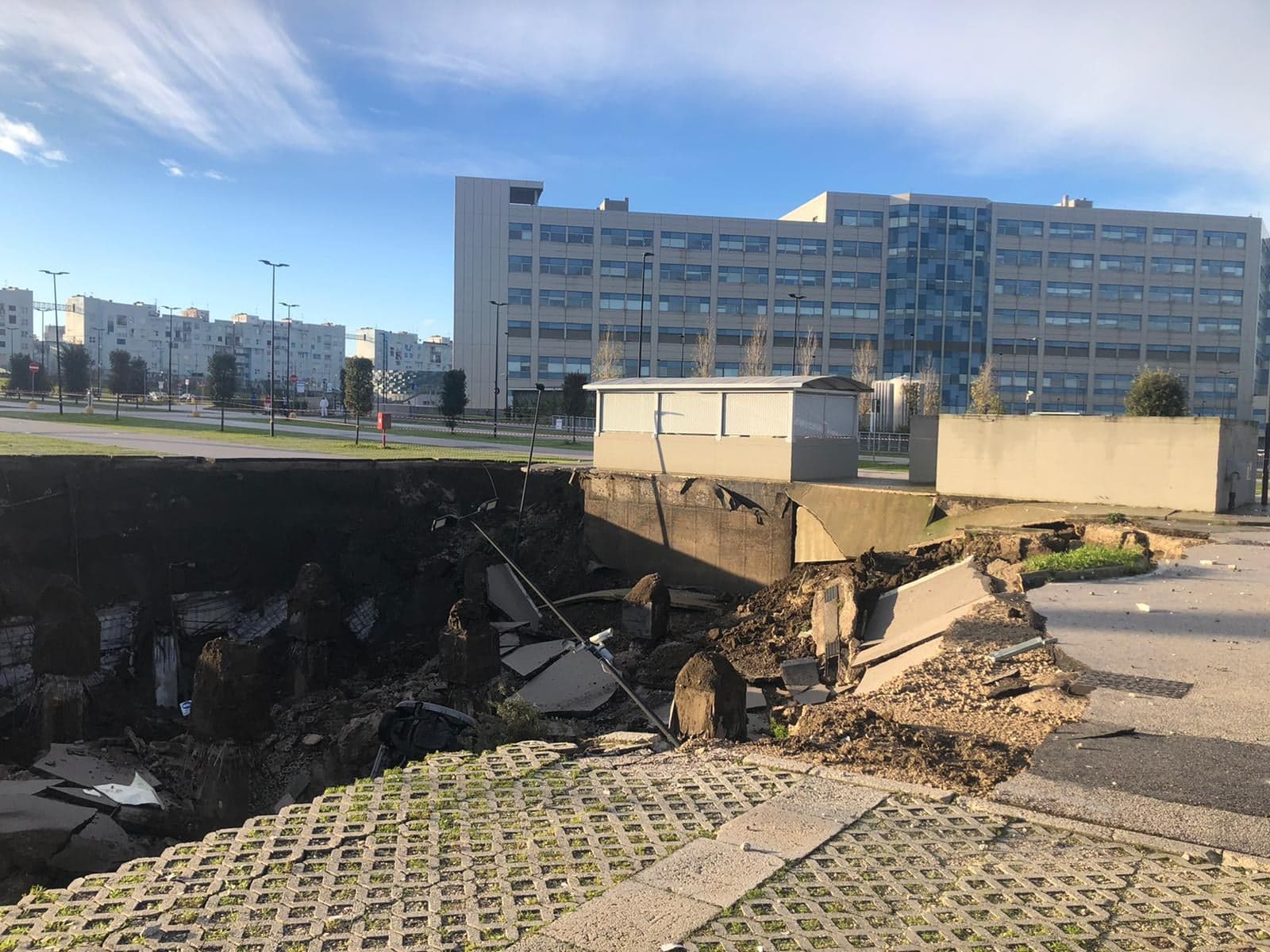 L'esplosione, il boato e la voragine: cosa è successo all'Ospedale del Mare 