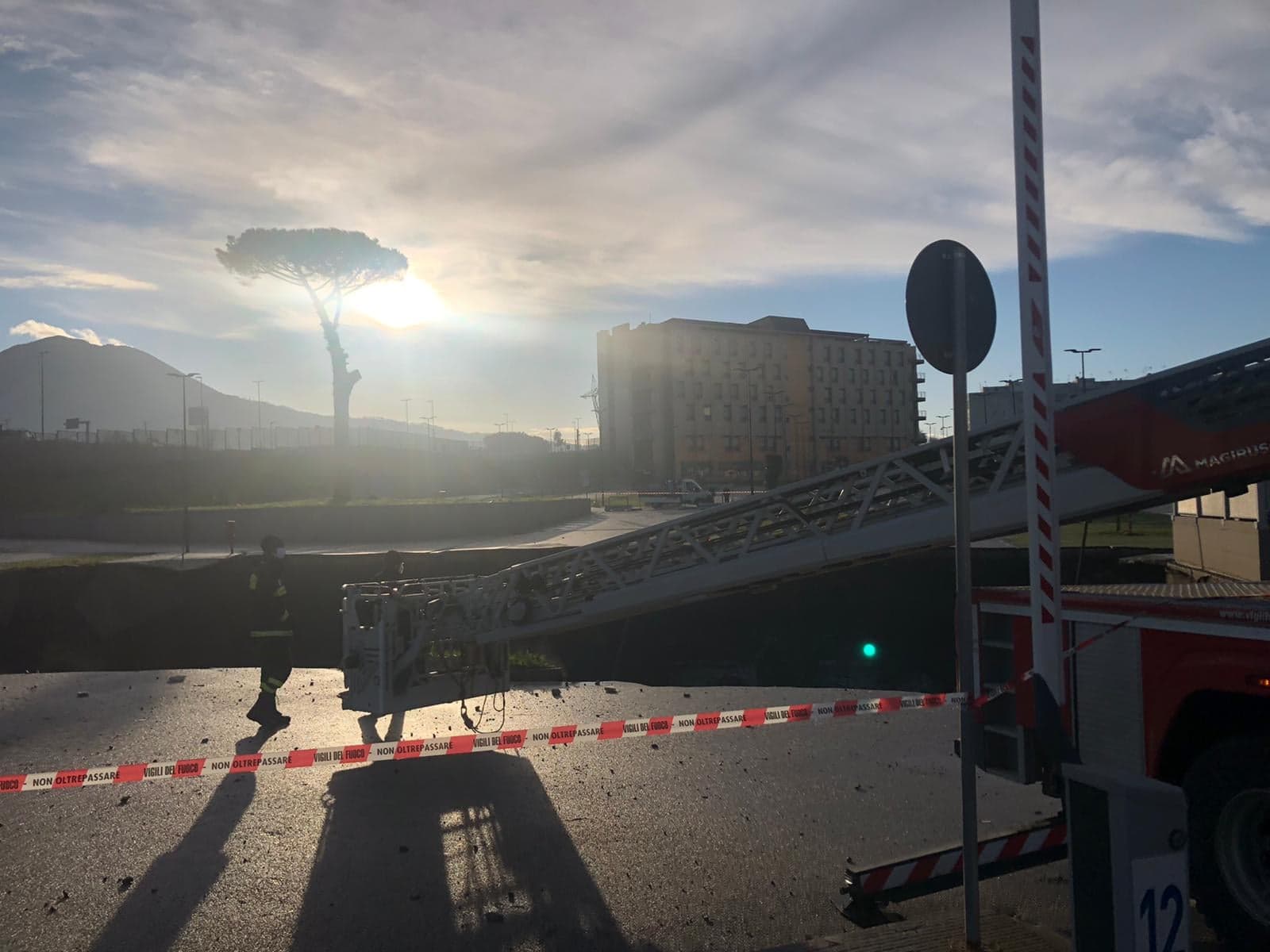 L'esplosione, il boato e la voragine: cosa è successo all'Ospedale del Mare 